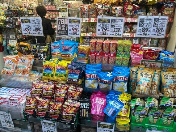 高円寺北口店の店頭に並ぶ商品