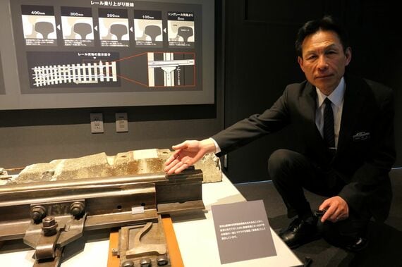 西武鉄道 安全共育室 東村山駅脱線事故の分岐器とマクラギ