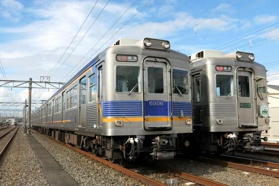 南海6000 現行塗装と復刻無塗装