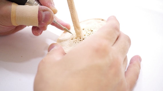 木材に穴を彫る