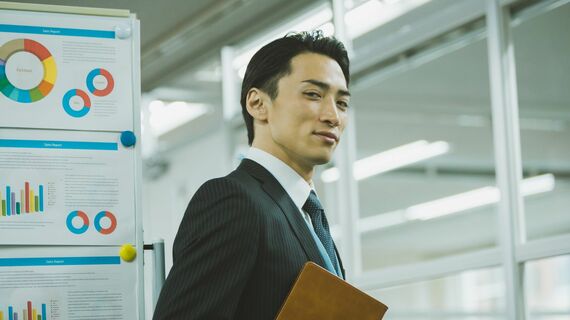 不敵に微笑むスーツを着た男性