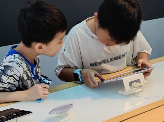 スマートウォッチを身に着けている子供たち