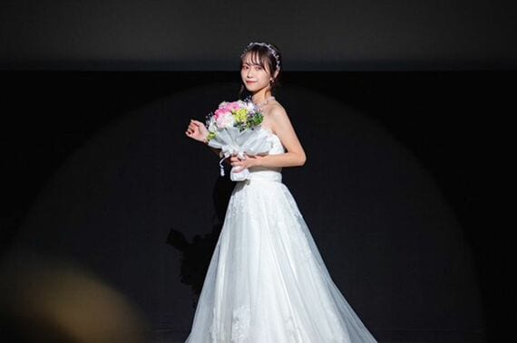 最終審査の壇上に立つ松本さん