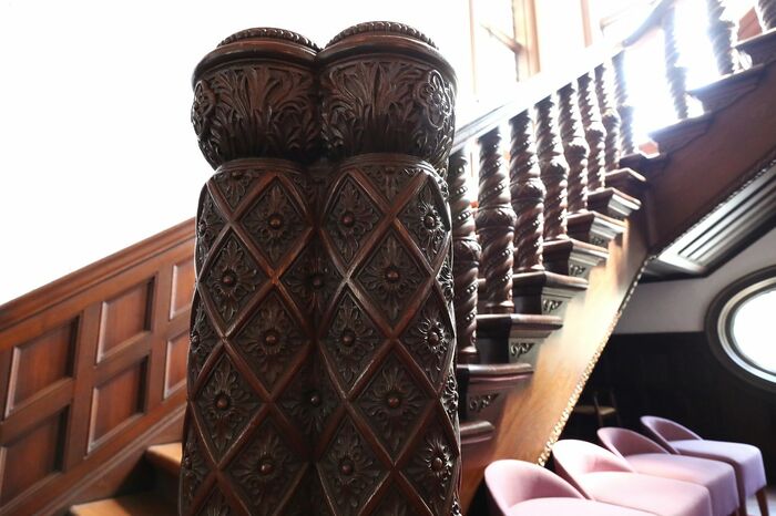 階段の親柱の彫刻は特に細密 