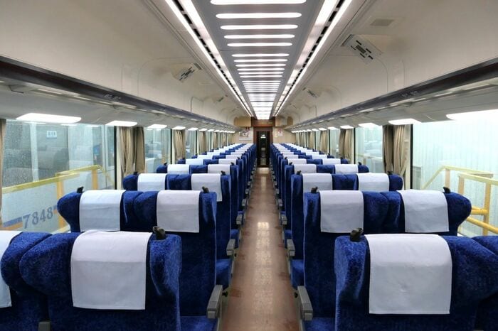 12000系の車内。通路上と荷棚下に照明があるのは