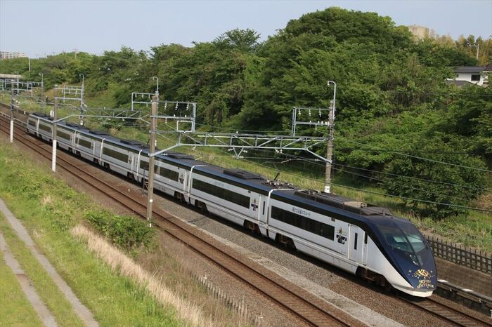 成田空港アクセス線を走るスカイライナー