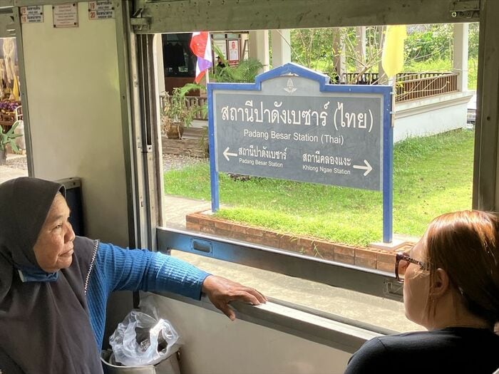マレーシアへの発車を待つパダン・ベサール行き国際列車＝