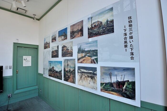 佐伯が描いた下落合風景の作品がパネル展示されている