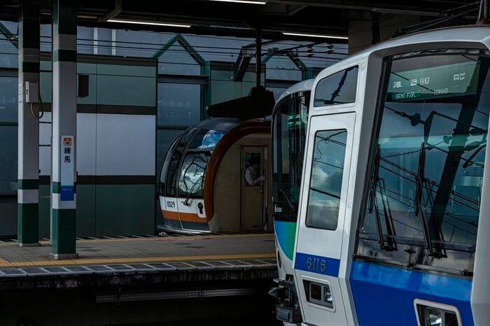 奥に練馬駅に停車する東京メトロの車両が見える