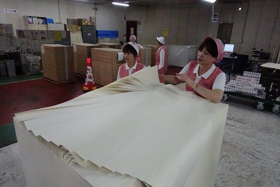 このように紙を扱うのは簡単ではない