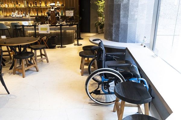 店内はもちろんバリアフリー。トイレもストレッチャータイプの車いすが入れるよう設えられている。また嚥下が不自由など食事支援を要する人のためにミキサーなどの機器貸し出しも（撮影：今井康一）