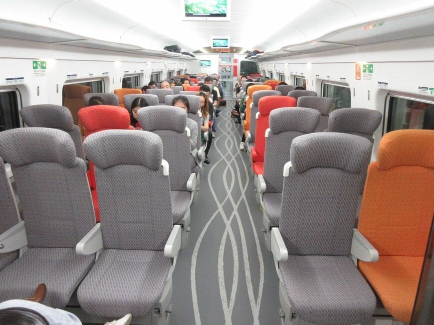 香港鉄路（MTR）が保有する高速鉄道2等車の車内（筆者撮影）