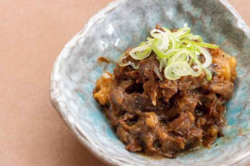 「国産牛すじ肉を使った贅沢どて焼き」は、器に移して電子レンジで温めるだけ。価格は1200円（写真：SPOON DELI -OSAKA-）