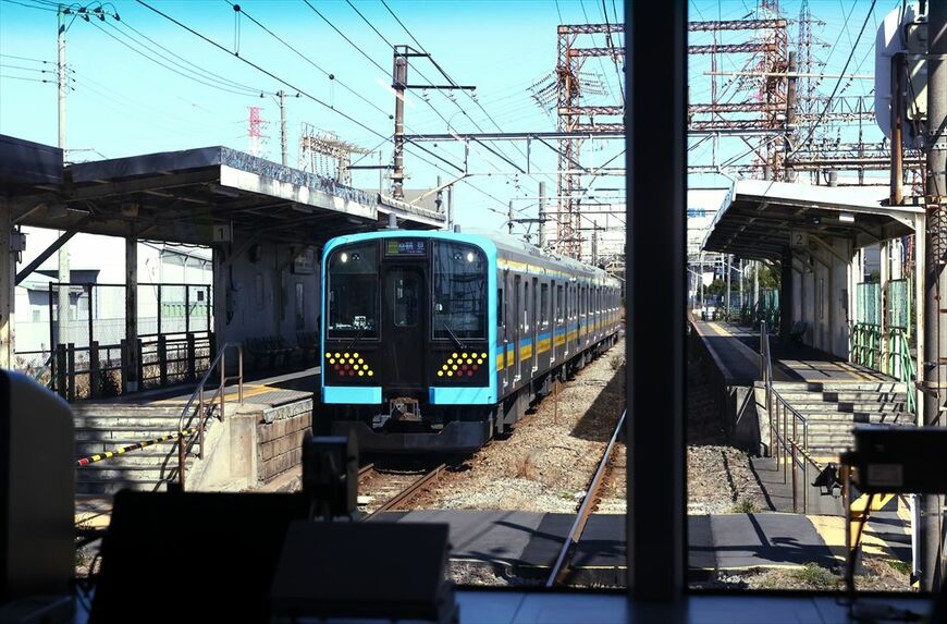 鶴見線内でE131系とすれ違う（撮影：尾形文繁）