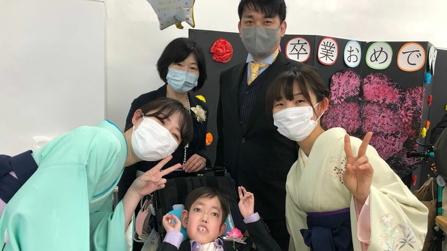 今年3月に県立養護学校の小学部を卒業した綾（あや）優太さん（中央下。ご家族提供）