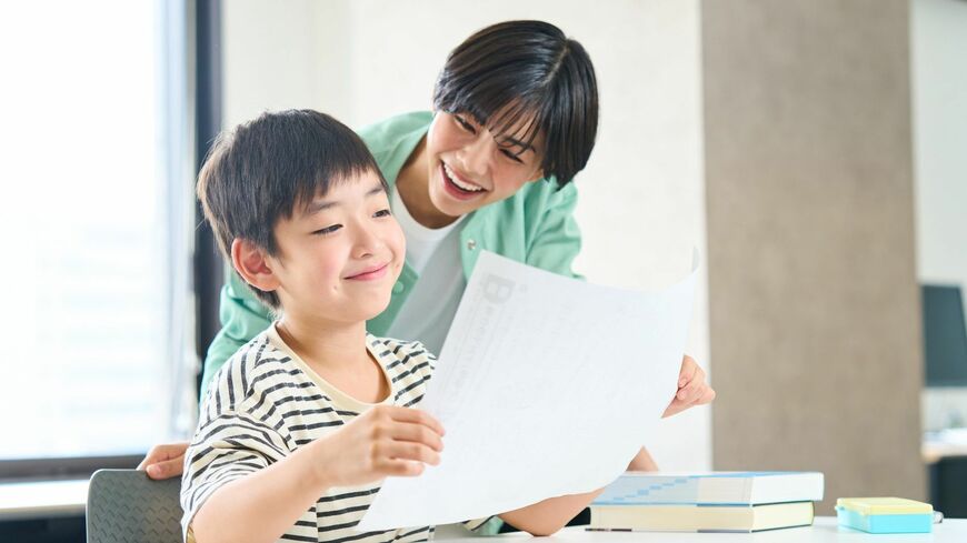 中学受験の渦中にいると、矛盾に気づかない保護者も多くいるようです（写真：すとらいぷ／PIXTA）