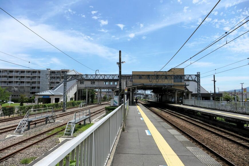 跨線橋は車庫線と本線をまたいで駅の東西を結ぶ（記者撮影）