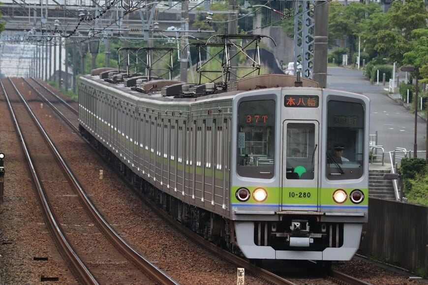 相模原線を走る都営地下鉄新宿線の10-000形。1997年製造の最終増備車だが2018年に廃車となった（撮影：南正時）