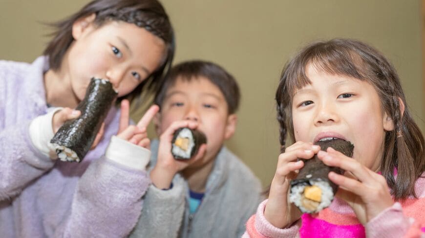 近頃はスーパー、コンビニにおいて「恵方巻」は一大市場となっているようです（写真：JIRI／PIXTA）