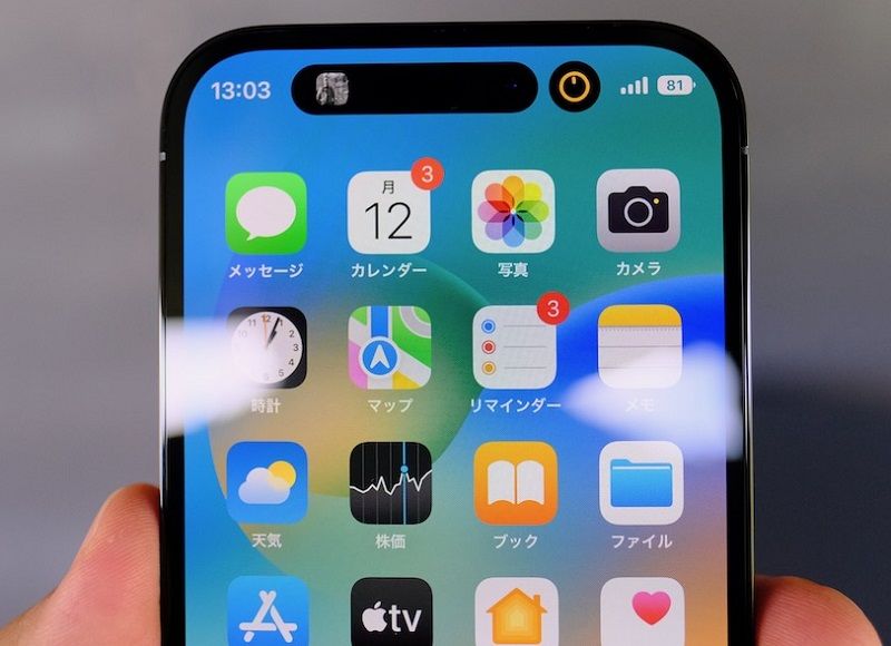 Dynamic Islandは、同時に最大2つまで、そして自動的に優先順位を付けて、情報を表示する仕組み。流麗なアニメーションが心地よい（筆者撮影）