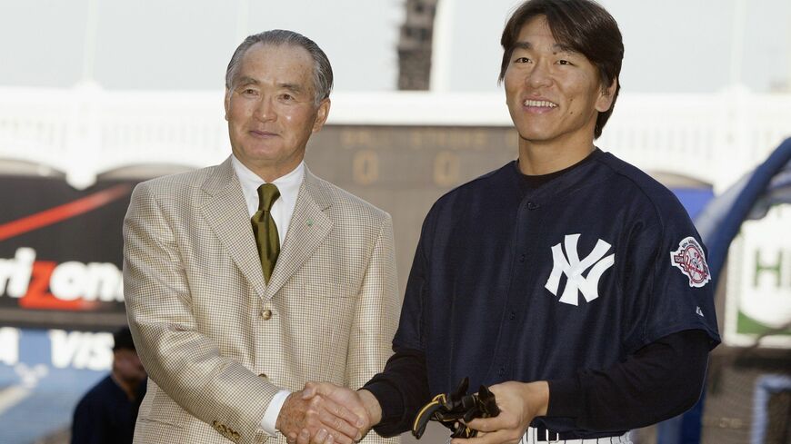 2003年に撮影された長嶋茂雄と松井秀喜（写真：Al Bello/Getty Images）