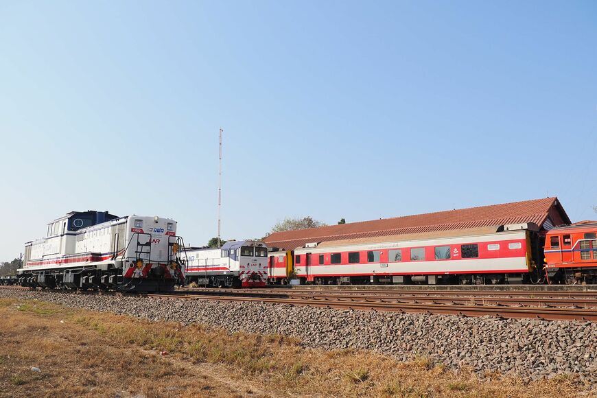 元JRの車両がラオスの首都、ヴィエンチャン近郊にあるタナレーン駅で並んだ＝2026年2月（撮影：伊原薫）