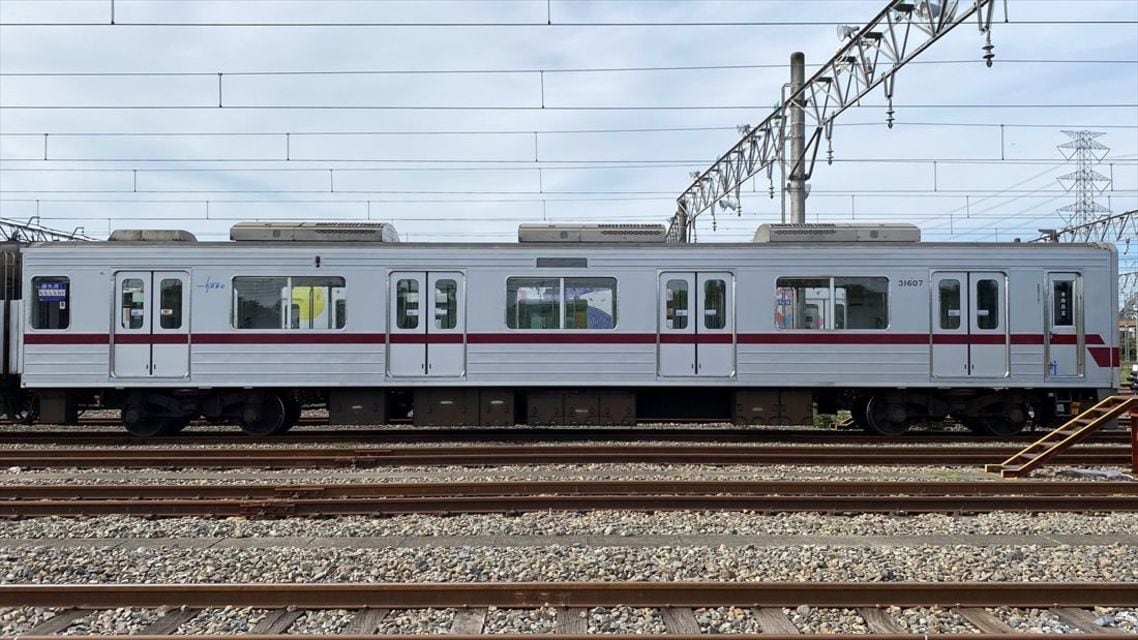 池袋寄りの先頭車（31607）の側面。