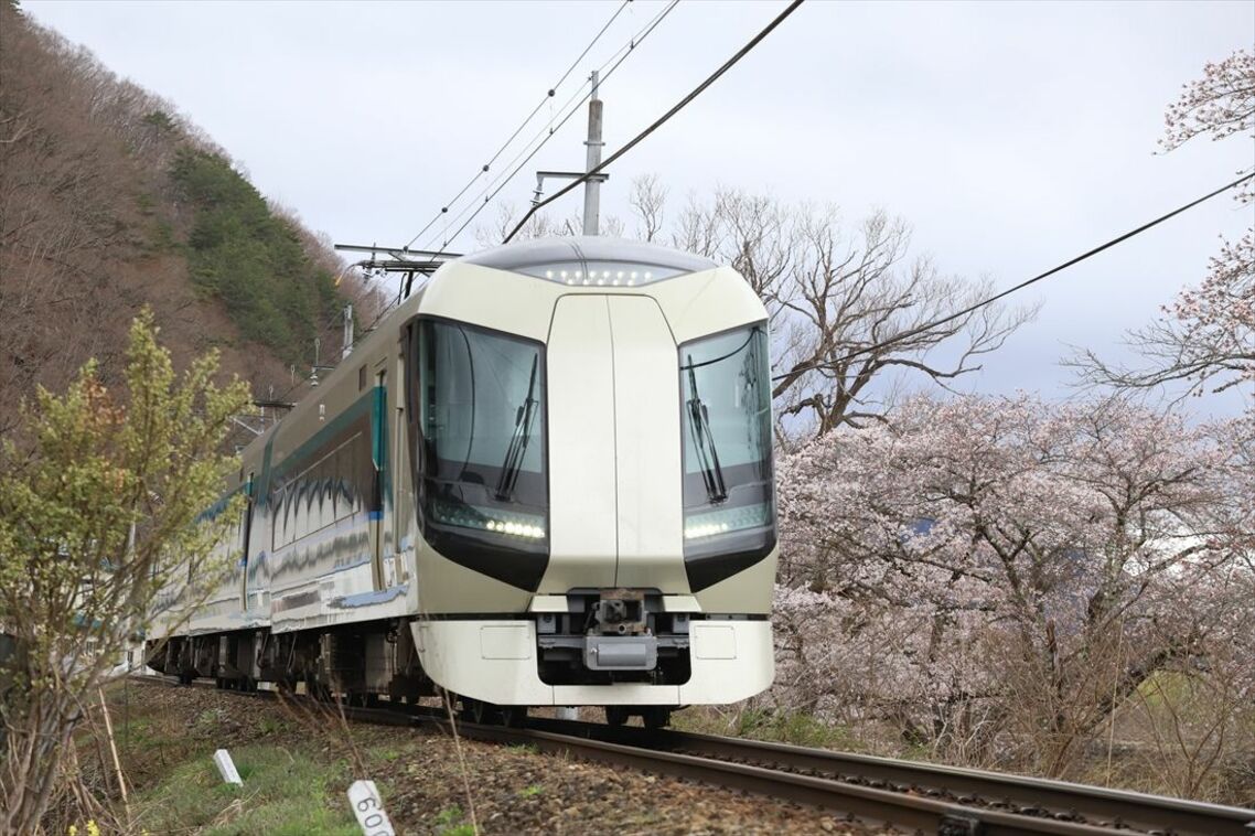 桜咲く会津鉄道線内を走る「リバティ」