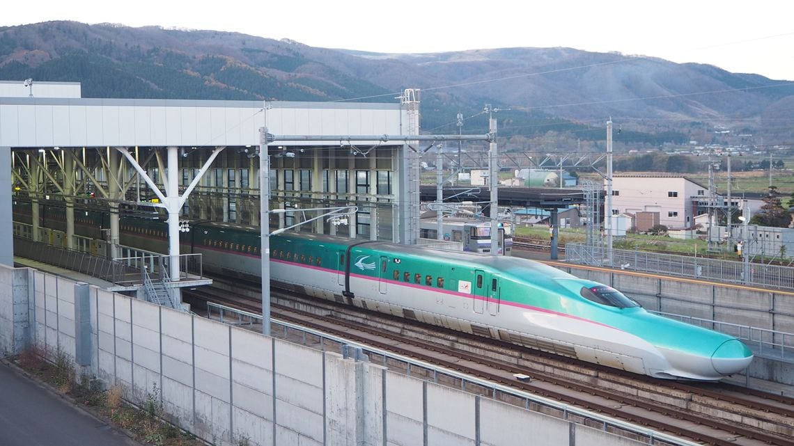 新函館北斗駅に到着する北海道新幹線