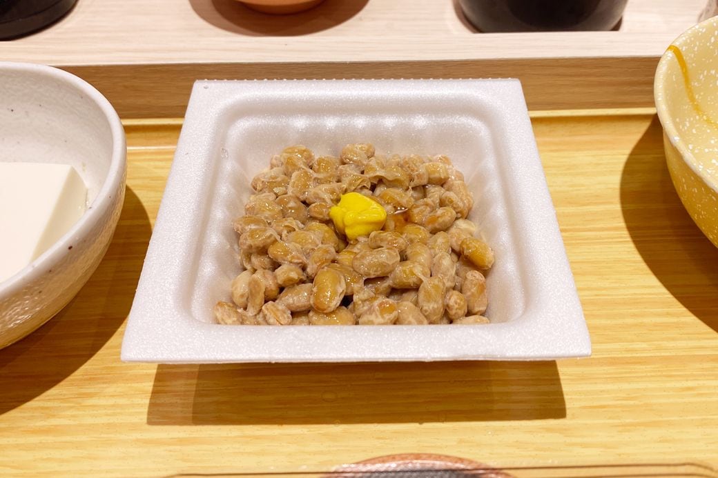 なんの変哲もないちゃんとおいしい普通の納豆（筆者撮影）
