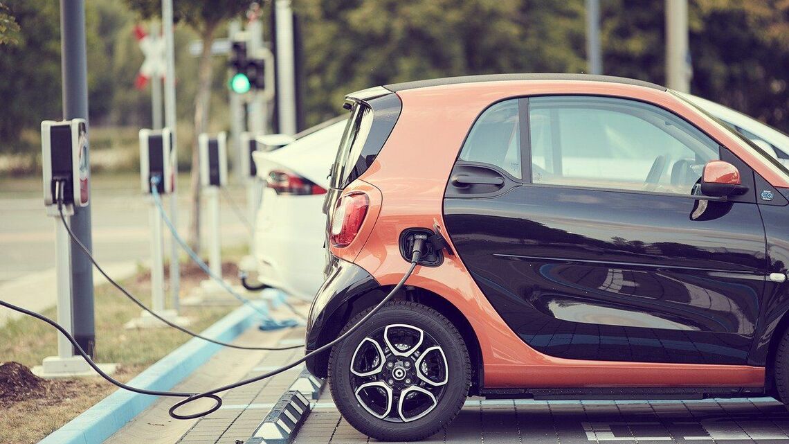 中国政府は充電インフラの整備などに時間がかかる新エネルギー車への優遇措置を見直し、現実路線に転換しつつある(写真はイメージ)