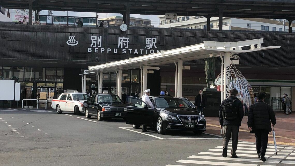 別府駅前のタクシーのりば（筆者撮影）