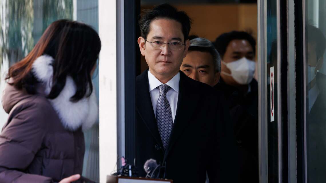 2025年2月、韓国・ソウルの裁判所を離れるサムスン電子の李在鎔会長。スキャンダルの呪縛からようやく離れた李会長が、役員に向けて檄を飛ばした（写真・2025 Bloomberg Finance LP）