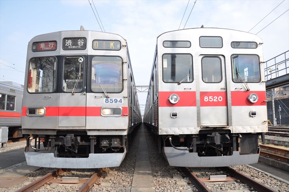 1世代前の8500系（右）と並んだ8590系。車体の形の違いがよくわかる（記者撮影）