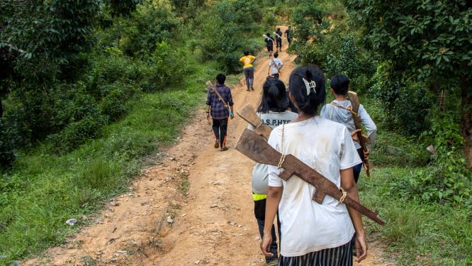 軍事政権との戦いに参加するマンダレー人民防衛軍の隊員(撮影:David Mmr/Getty Images)