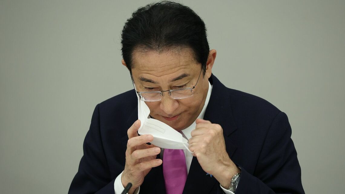 岸田首相、もう日本経済からマスクを外すべきではないでしょうか（写真：時事通信）