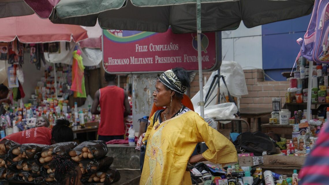 赤道ギニアの首都・マラボの市場の女性（写真：iStock/Diego Ramos dirator）  