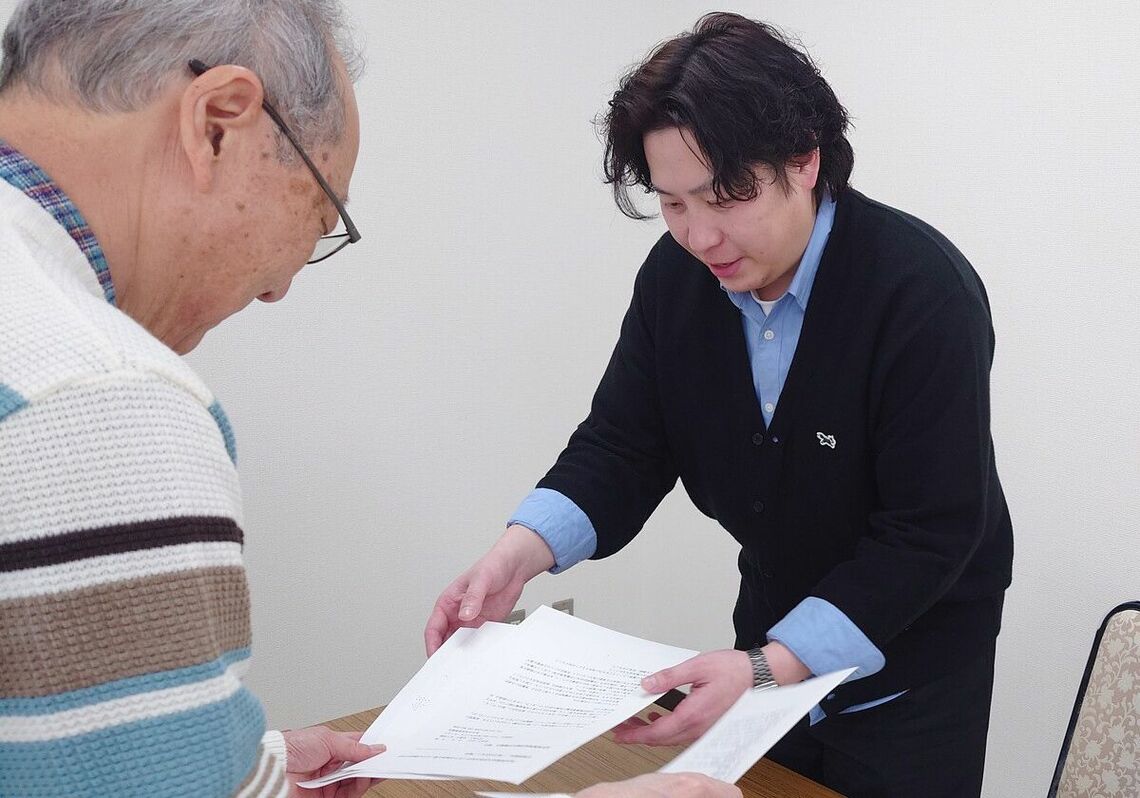 虻川弁護士と秋田農協労の中村晋太郎中央書記長