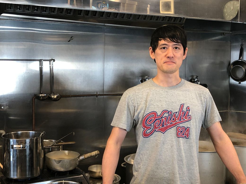 店主の鈴木新吾さん。「極楽汁麺 百麺」で長く店長として働いた経験を持つ（筆者撮影）