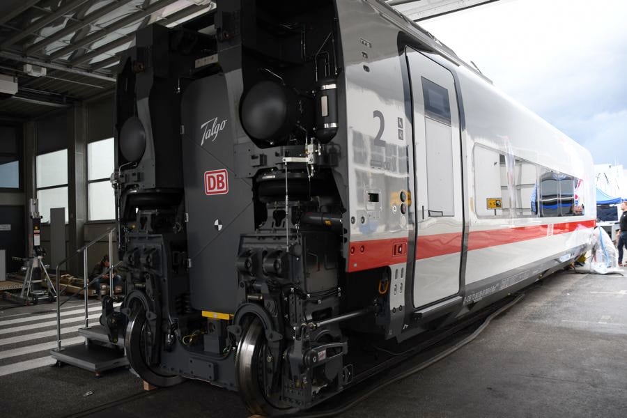 ドイツ鉄道のICE L用客車（記者撮影）