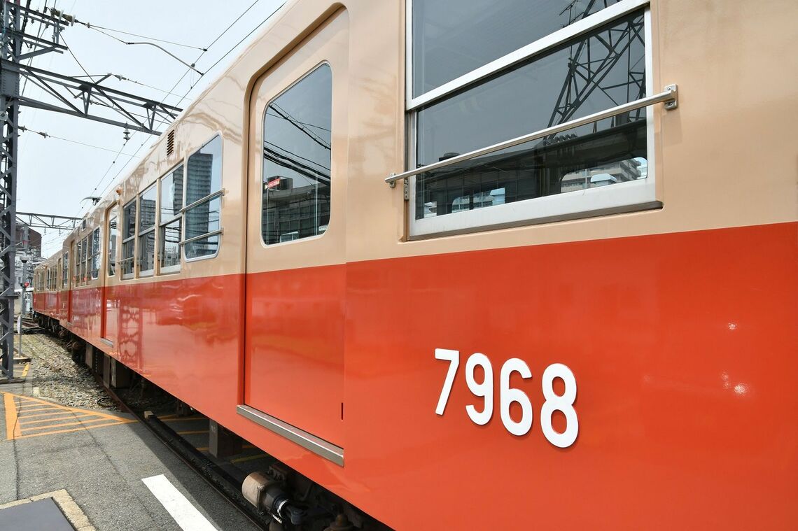 7861形は片開き扉。一部の窓には保護棒が取り付けられている（筆者撮影）