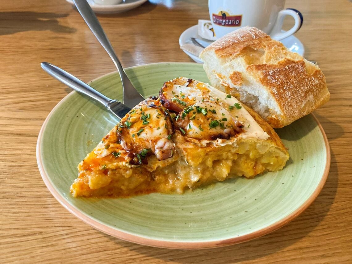 タコのウニソース乗せトルティージャ