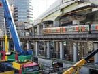 大阪環状線の電車と工事用の大型クレーン