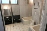 浴室にはバスタブとシャワー（記者撮影）