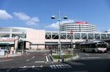 駅前から各方面へバスが発着する（記者撮影）