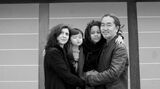 KYOTOGRAPHIEの共同創設者で共同ディレクターのルシール・レイボーズさん、仲西祐介さんと2人の子どもたち（写真：ルシール・レイボーズさん提供）