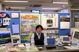 普段通りに定期券・特急券うりばで勤務する讓原さん（記者撮影）