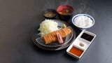 希少部位ハネシタを使用した、「牛ロースカツ膳」。赤身ならではのうま味が楽しめる“元祖”の味だ（写真提供：ゴリップ）