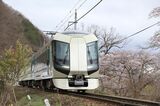 桜咲く会津鉄道線内を走る「リバティ」（撮影：南正時）
