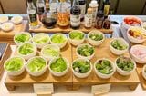 ビュッフェブース、サラダベース。ボウルの上に野菜をトッピングしていくシステム（筆者撮影）